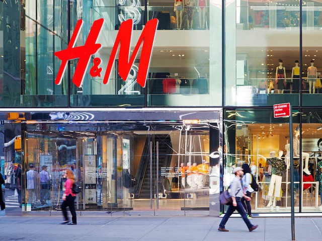 Giữa bão Covid-19, gã khổng lồ thời trang H&M chuyển hướng sản xuất khẩu trang, đồ bảo hộ và găng tay - Ảnh 1.