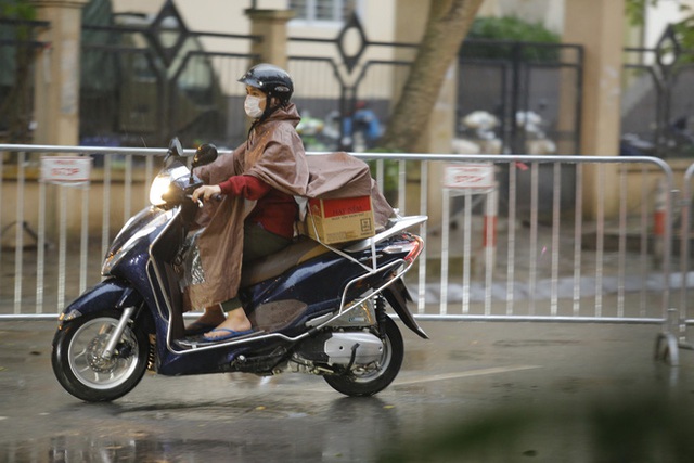 Chùm ảnh: Bố mẹ đội mưa mang đồ tiếp tế cho con ở khu cách ly Pháp Vân - Tứ Hiệp - Ảnh 12.