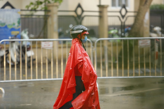 Chùm ảnh: Bố mẹ đội mưa mang đồ tiếp tế cho con ở khu cách ly Pháp Vân - Tứ Hiệp - Ảnh 13.