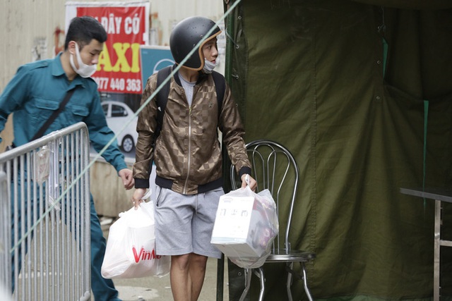 Chùm ảnh: Bố mẹ đội mưa mang đồ tiếp tế cho con ở khu cách ly Pháp Vân - Tứ Hiệp - Ảnh 7.