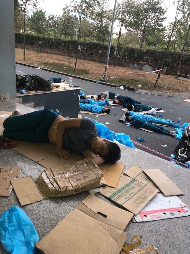 Đầu bếp nổi tiếng Bobby Chinn chia sẻ hình ảnh các tình nguyện viên Việt Nam màn trời chiếu đất ngoài khu cách ly, bạn bè quốc tế xúc động gọi họ là anh hùng - Ảnh 7.