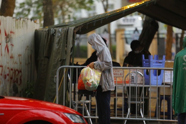 Chùm ảnh: Bố mẹ đội mưa mang đồ tiếp tế cho con ở khu cách ly Pháp Vân - Tứ Hiệp - Ảnh 10.