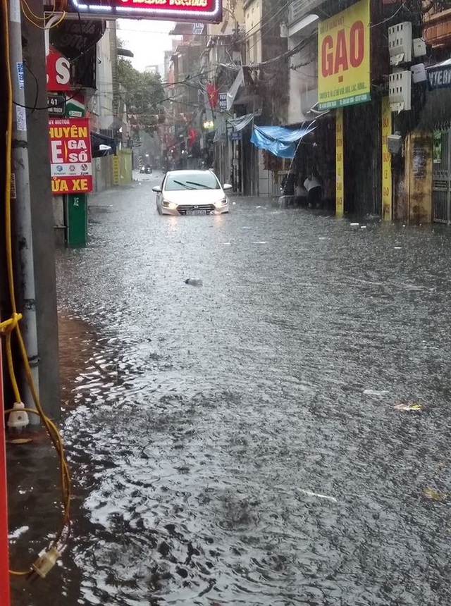 Ảnh và clip: Nhiều tuyến phố Hà Nội rơi vào tình trạng ngập sau trận mưa lớn lúc 2 giờ chiều - Ảnh 3.