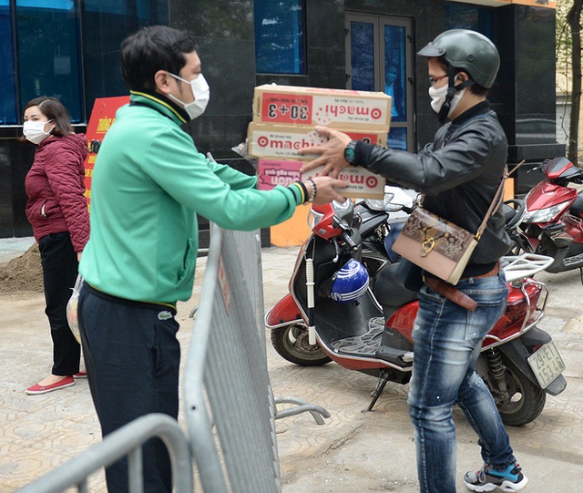 Người dân sống trong khu cách ly trên phố Trúc Bạch mang xe đẩy nhận nhu yếu phẩm - Ảnh 2. Người dân sống trong khu cách ly trên phố Trúc Bạch mang xe đẩy nhận nhu yếu phẩm - Ảnh 2.