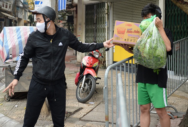  Người dân sống trong khu cách ly trên phố Trúc Bạch mang xe đẩy nhận nhu yếu phẩm - Ảnh 13.