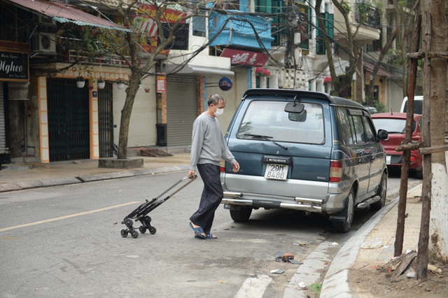  Người dân sống trong khu cách ly trên phố Trúc Bạch mang xe đẩy nhận nhu yếu phẩm - Ảnh 4.