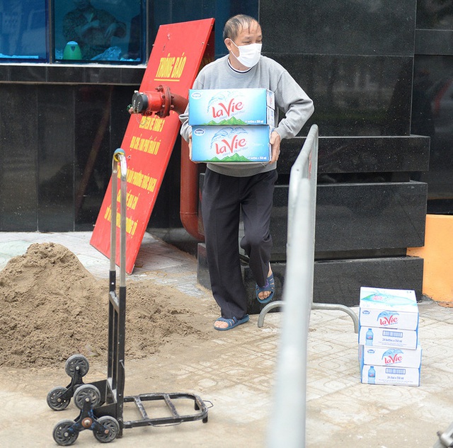 Người dân sống trong khu cách ly trên phố Trúc Bạch mang xe đẩy nhận nhu yếu phẩm - Ảnh 5.