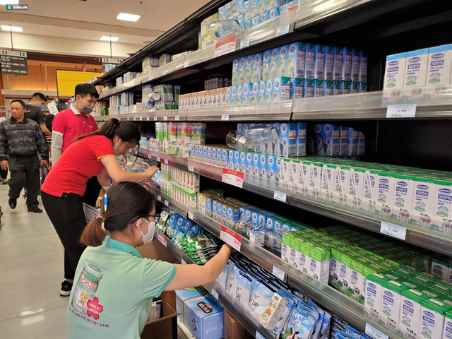 Chỉ trong 1 giờ, nhiều siêu thị ở Hà Nội bổ sung thần tốc nhu yếu phẩm cung ứng cho người dân - Ảnh 5.