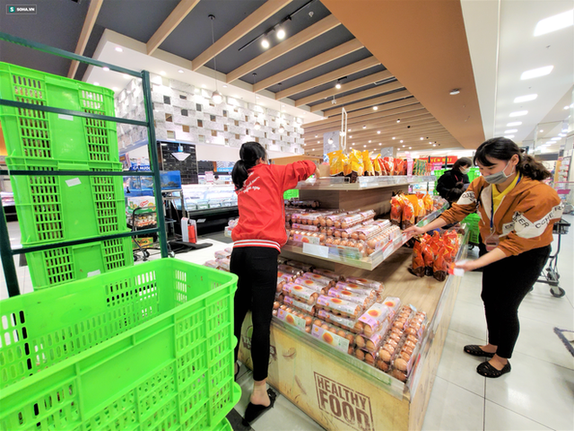  Chỉ trong 1 giờ, nhiều siêu thị ở Hà Nội bổ sung thần tốc nhu yếu phẩm cung ứng cho người dân - Ảnh 6.