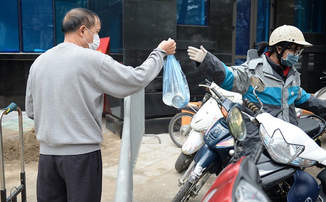 Người dân sống trong khu cách ly trên phố Trúc Bạch mang xe đẩy nhận nhu yếu phẩm - Ảnh 8. Người dân sống trong khu cách ly trên phố Trúc Bạch mang xe đẩy nhận nhu yếu phẩm - Ảnh 8.