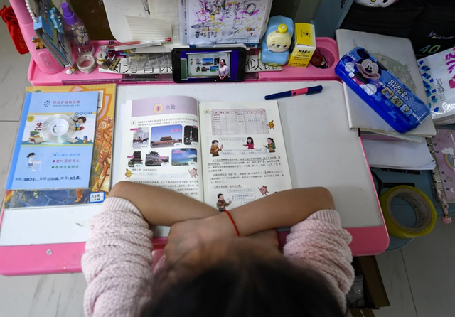 Học online thời dịch Covid-19 ở Trung Quốc: mang bàn học ra ban công bắt Wi-Fi hàng xóm, cầm điện thoại lên nóc nhà làm bài thi - Ảnh 1.