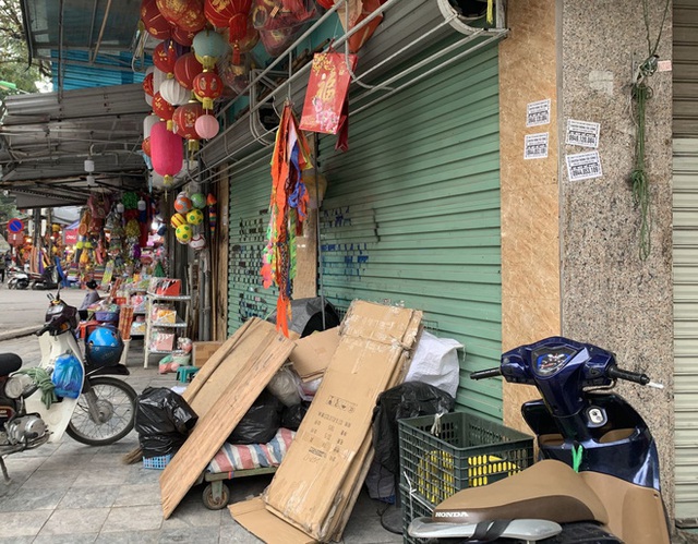  Nhiều cửa hàng tại phố cổ Hà Nội tạm dừng hoạt động - Ảnh 6.