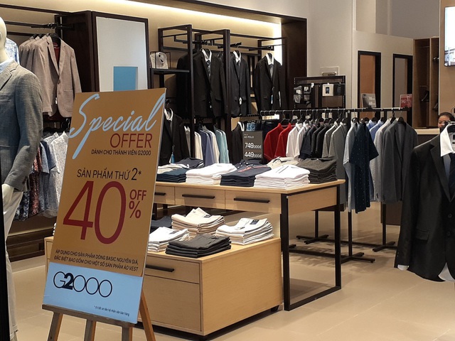 Dù đã nhộn nhịp trở lại nhưng nhiều mặt hàng ở TTTM Tp.HCM sale đến 70% - Ảnh 6. Dù đã nhộn nhịp trở lại nhưng nhiều mặt hàng ở TTTM Tp.HCM sale đến 70% - Ảnh 6.