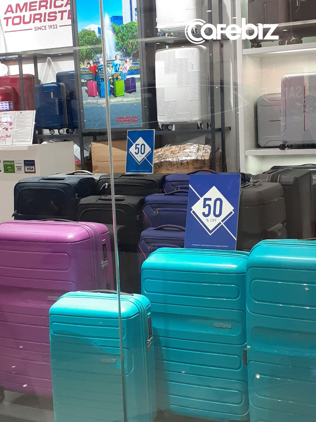 Dù đã nhộn nhịp trở lại nhưng nhiều mặt hàng ở TTTM Tp.HCM sale đến 70% - Ảnh 7. Dù đã nhộn nhịp trở lại nhưng nhiều mặt hàng ở TTTM Tp.HCM sale đến 70% - Ảnh 7.