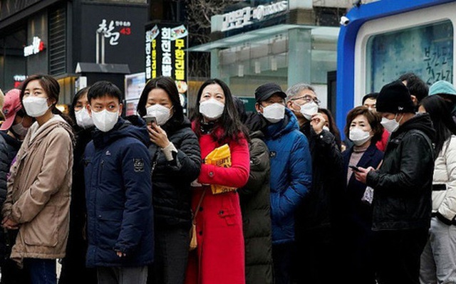 Nếu vô tình đi qua một người nhiễm Covid-19, liệu tôi có bị lây hay không?