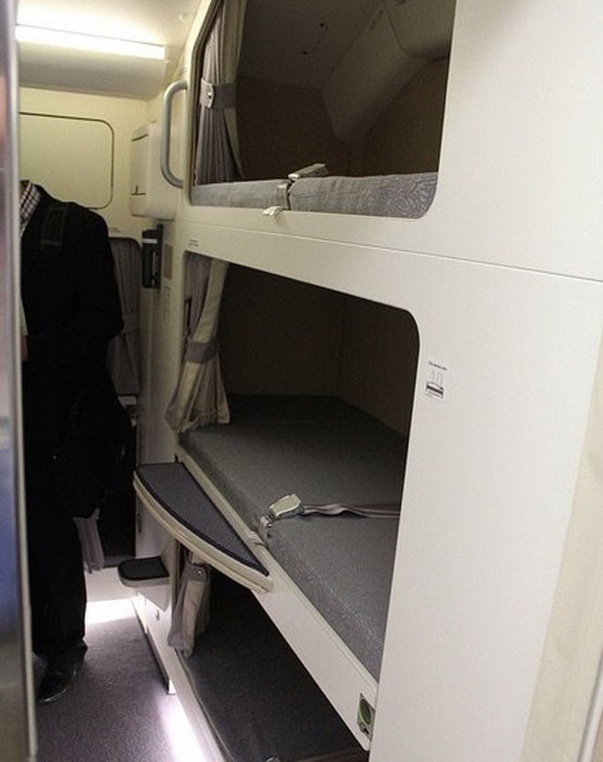 Phòng ngủ "bí mật" trên máy bay của tiếp viên hàng không và phi công trông như thế nào? - ảnh 12