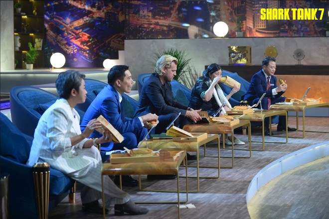 Lần đầu tiên trên Shark Tank: Shark Minh xuống 'deal in kind' chứ không ‘in cash’, dùng quyền lợi của 'cá mập' để làm Co-founder chứ không rót tiền- Ảnh 2.