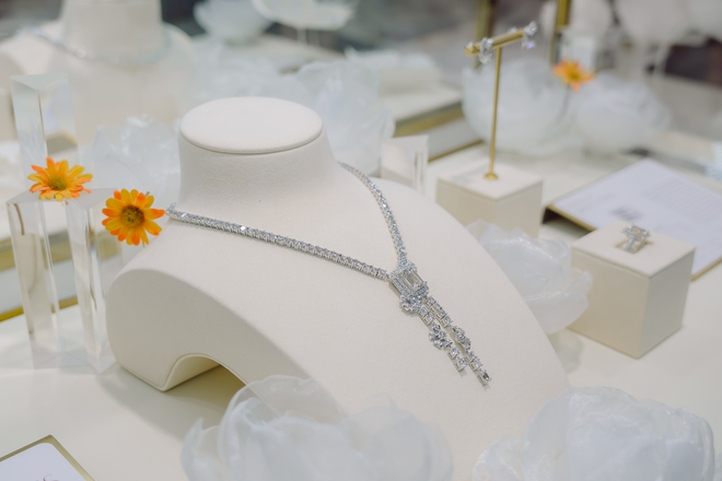 Nghệ nhân kim hoàn Mỹ 38 năm kinh nghiệm dành hơn 300 giờ chế tác, mang về Việt Nam BST kim cương triệu đô - Ảnh 4.