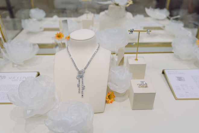 Nghệ nhân kim hoàn Mỹ 38 năm kinh nghiệm dành hơn 300 giờ chế tác, mang về Việt Nam BST kim cương triệu đô - Ảnh 2.