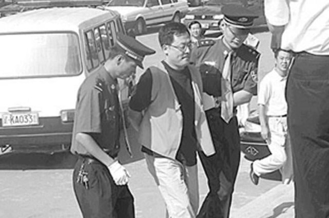 Bài học ‘vua chứng khoán’ Trung Quốc mất sạch 4,3 tỷ USD vì lòng thù hận, từ đứa trẻ nghèo thành đại gia rồi cuối cùng thành tử tù - Ảnh 4.