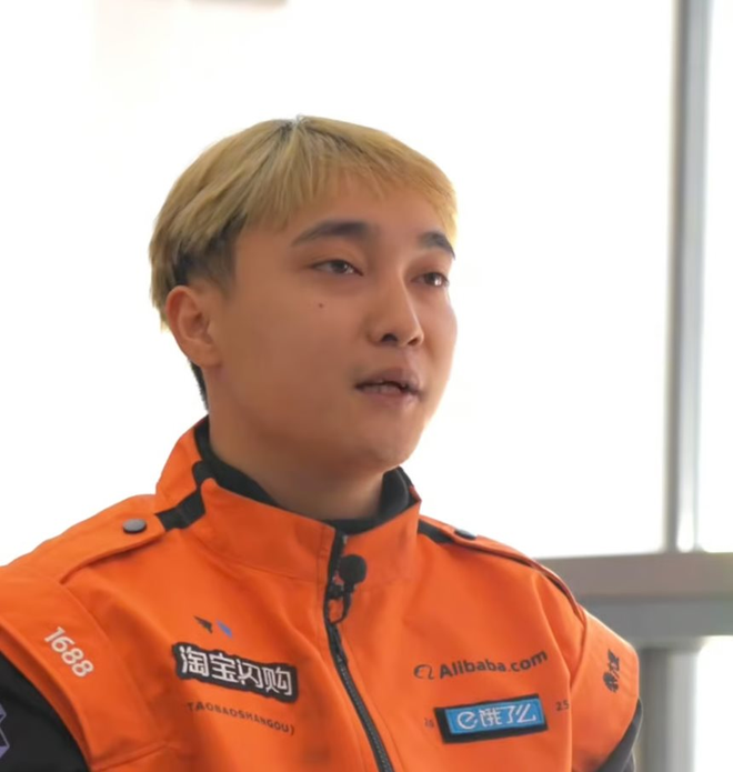 Shipper cô đơn nhất Trung Quốc: 24 tuổi chạy 200 đơn/ngày, một mình gánh cả vùng viễn biên, thu nhập vượt xa đồng nghiệp - Ảnh 2.