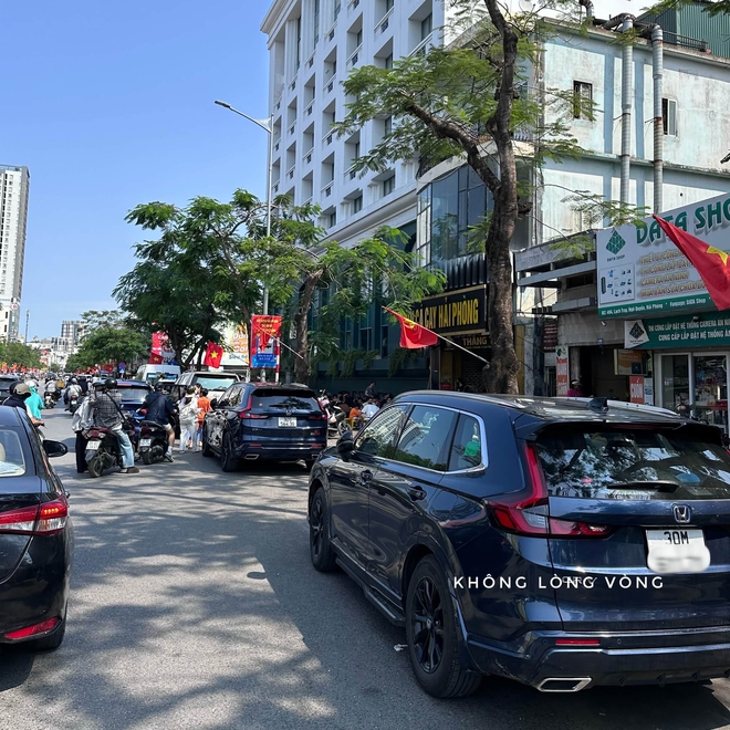 Hiện tượng "lạ" ở Hải Phòng sáng 30/4: Ra đường gặp toàn người Hà Nội, dân địa phương vừa buồn ngủ vừa buồn cười! - Ảnh 5.