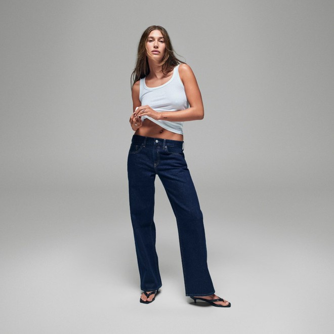 Vì sao chiếc quần jeans 89 USD của Hailey Bieber cháy hàng trong vài phút: Một case study về cách Gap