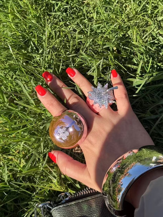 Không phải Dior hay Chanel, đây mới là thương hiệu khiến giới trẻ phát cuồng sắn đón: Có gì phía sau những chiếc kẹp tóc hình dâu tây, lõi táo? - Ảnh 5.