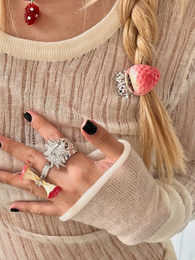 Không phải Dior hay Chanel, đây mới là thương hiệu khiến giới trẻ phát cuồng sắn đón: Có gì phía sau những chiếc kẹp tóc hình dâu tây, lõi táo? - Ảnh 6.
