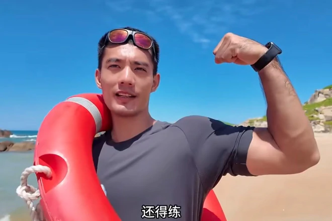 Lao xuống biển cứu người, anh cảnh sát viral bất đắc dĩ vì quá đẹp trai vạm vỡ - Ảnh 5.