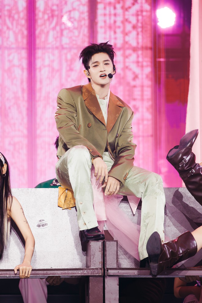 Thiệp mời 10 năm tuổi của Gucci "sống lại" trên sân khấu Anh trai: Cú vấp đắt giá của show triệu view và vị trí không được phép thiếu - Ảnh 6.