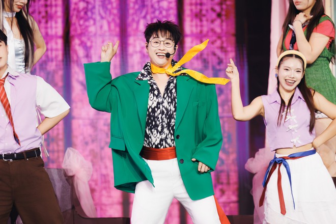 Thiệp mời 10 năm tuổi của Gucci "sống lại" trên sân khấu Anh trai: Cú vấp đắt giá của show triệu view và vị trí không được phép thiếu - Ảnh 8.