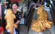 Bánh mì cá sấu khổng lồ gây “bão”, ngày bán trăm chiếc
