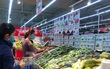 Chợ vắng hoe, khách đổ vào siêu thị mua thực phẩm cuối tuần