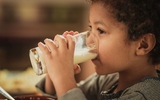 Phụ huynh lo ngại không cho con uống sữa đậu nành vì gây dậy thì sớm: Chuyên gia dinh dưỡng nói gì?