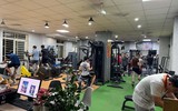 Mua thẻ tập vài chục triệu rồi phòng gym đóng cửa, người bình dân quay về gym cỏ 350.000 đồng/tháng, người có tiền chọn studio nhỏ và PT riêng