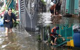 Shipper lội nước giao hàng, dân giăng lưới bắt cá giữa hẻm ngập sâu ở TP.HCM