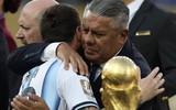 Chủ tịch Liên đoàn Bóng đá Argentina bị FBI thu giữ điện thoại ngay trước khi rời Mỹ