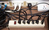 Chuyên gia cảnh báo khẩn đến các gia đình đang "cắm nhiều thiết bị vào cùng một ổ cắm điện"