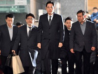 Sốc: CEO Samsung Electronics mới từ chức là do chỉ đạo của 'thái tử' Lee từ trong tù, thêm 2 lãnh đạo quan trọng khác cũng sẽ phải 'ra đi'? Sốc: CEO Samsung Electronics mới từ chức là do chỉ đạo của 'thái tử' Lee từ trong tù, thêm 2 lãnh đạo quan trọng khác cũng sẽ phải 'ra đi'?