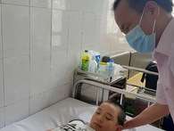 Bệnh lạ: Bé 8 tuổi ở Hà Nội hễ ngóc đầu là bất tỉnh Bệnh lạ: Bé 8 tuổi ở Hà Nội hễ ngóc đầu là bất tỉnh