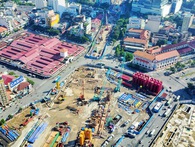 Đại công trường xây dựng các nhà ga trung tâm của tuyến tàu điện trên cao Metro số 1 nhìn từ trên cao Đại công trường xây dựng các nhà ga trung tâm của tuyến tàu điện trên cao Metro số 1 nhìn từ trên cao