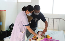 346 ca dương tính, 3 trẻ tử vong do sởi, mức độ lây lan dữ dội hơn COVID-19: Chuyên gia chỉ 4 nguyên tắc khi chăm sóc trẻ bệnh để phòng ngừa biến chứng nặng