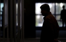 Chuyện gì đây: Giày Hoka từng được giới trẻ săn lùng nay bị gắn mác ‘ông chú 40 tuổi’; iPhone 17 cũng không thoát kiếp ‘phụ kiện trung niên’ - VÌ SAO?