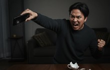 Sự thật gây SỐC - Nam giới cũng có thể trầm cảm… sau sinh: "Chỉ cần nghe con khóc là tôi bực!"