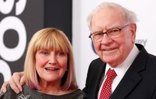 Chuyện khó tin trong gia đình Warren Buffett: Con gái duy nhất hơn 20 tuổi mới biết cha là tỷ phú, từng phải giao đồ ăn, bán báo để kiếm tiền