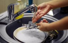 Một người rửa bát, cả nhà ung thư? 7 thói quen rửa bát gây ung thư nhiều gia đình hay làm