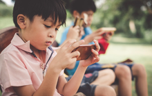 “Tất cả là tại cái điện thoại?” – Cấm con dùng điện thoại có ích gì không? Đây là 6 cách thông minh hơn