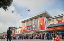 Cận cảnh khoảnh khắc biên đội trực thăng mang cờ Đảng, cờ Tổ quốc tung bay trên Quảng trường Ba Đình sáng 2/9