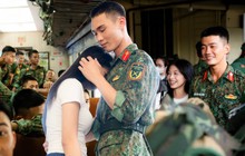 Cảnh tượng đặc biệt tại ga Hà Nội sáng 3/9: Người dân bịn rịn chia tay cán bộ, chiến sĩ miền Nam sau khi hoàn thành nhiệm vụ A80